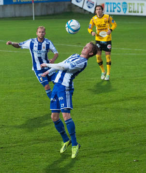 IFK Göteborgs Sam Larsson tar ner bollen i