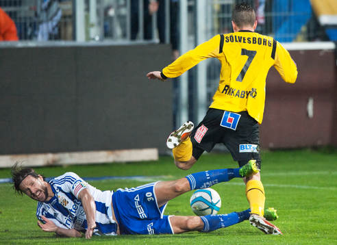 Mjällbys Kristian Haynes mot IFK Göteborgs Mattias