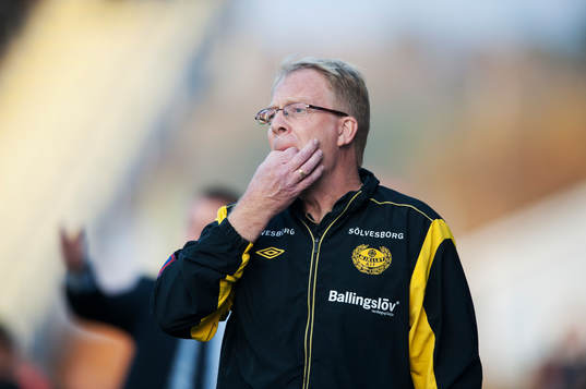 Mjällbys tränare Lars Jacobsson busvisslar  i