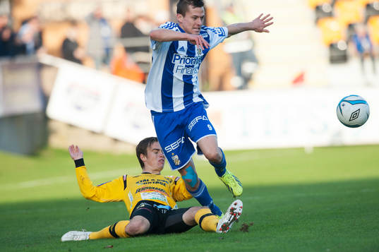 Mjällbys  Andreas Blomqvist stoppar Göteborgs Lasse Vibe