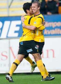 Mjällbys  Craig Henderson har gjort 1-0 och jublar ikapp