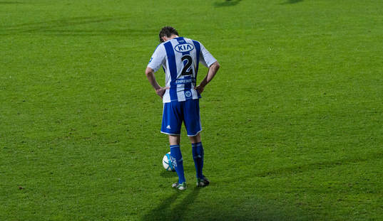 Matchen är slut och IFK Göteborgs Emil Salomonsson deppar