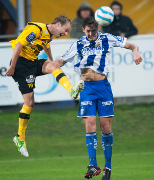 Mjällbys Craig Henderson och Göteborgs Philip Haglund  i