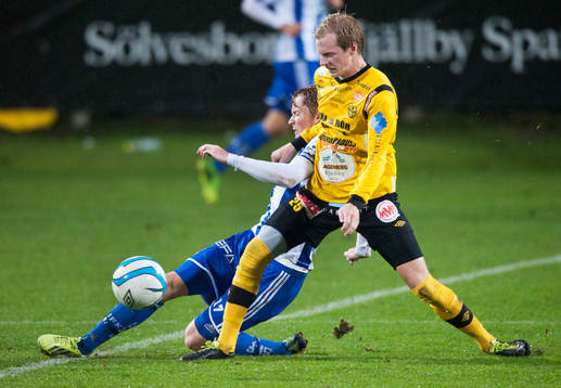 Mjällbys Craig Henderson och Göteborgs Sam Larsson  i