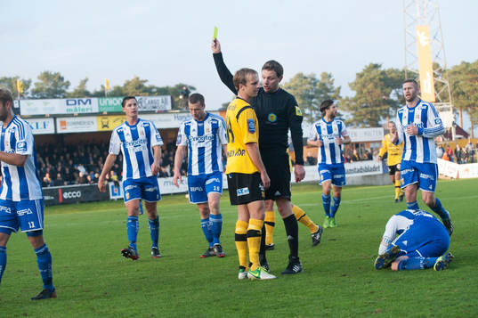 Domaren Markus Strömbergsson varnar Craig Henderson i