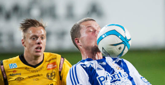 IFK Göteborgs Jakob Johansson tar ner bollen på bröstet i