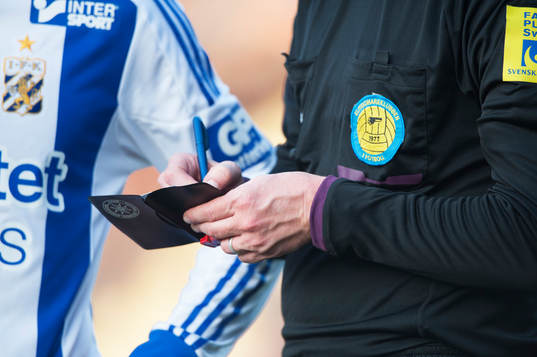 Domaren noterar i blocket i allsvenskan mellan Mjällby och