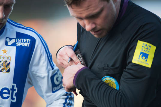 Domaren Martin Strömbergsson stoppar ner blocket i