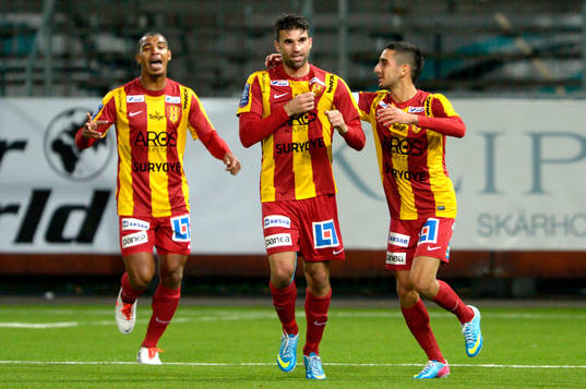 Syrianskas Mattias Mete (mitten) firar 1-0