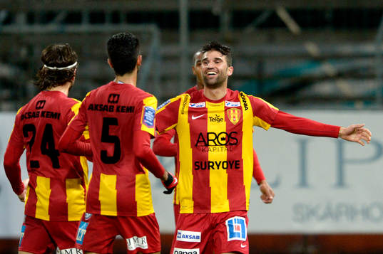 Syrianskas Mattias Mete firar 1-0 med lagkamraterna
