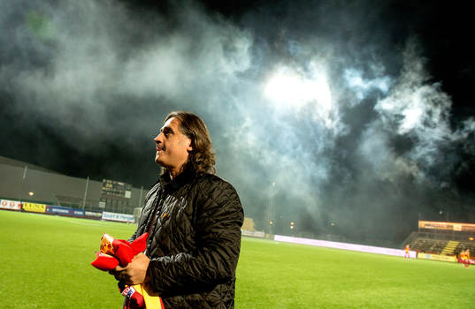 Özcan Melkemichel, tränare Syrianska firades av innan