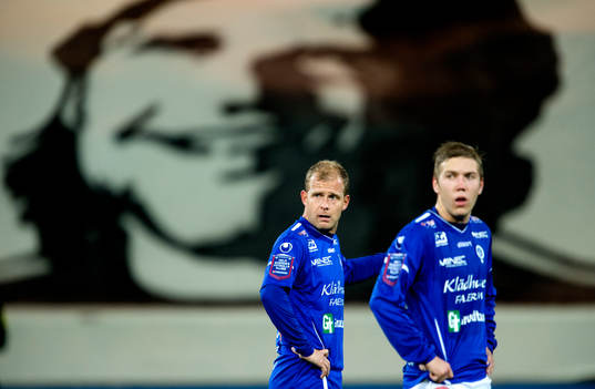 Åtvidabergs Kristian Bergström farmför en jättebild av