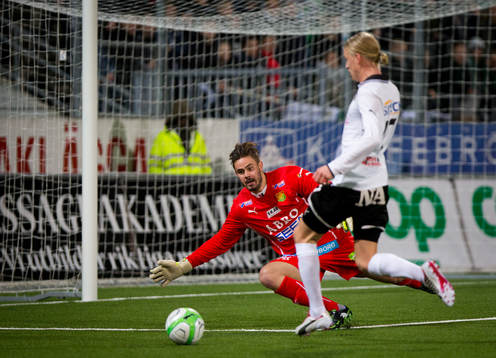 Örebros Kalle Holmberg mot GAIS målvakt Tommi Vaiho i