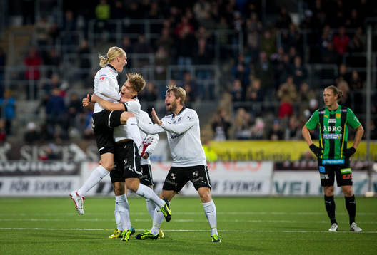 Örebros Kalle Holmberg gör 2-0 och jublar med Christoffer