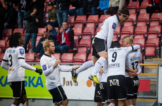 Örebros spelare Kalle Holmberg, Shpetim Hasani och Nordin