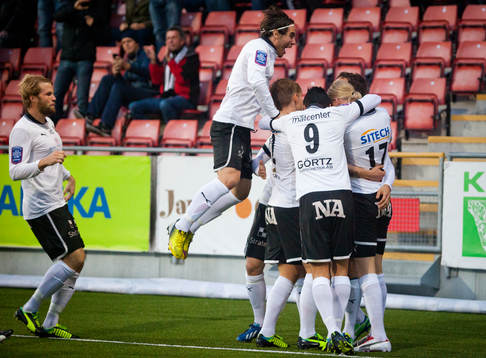 Örebros spelare Kalle Holmberg, Shpetim Hasani och Nordin