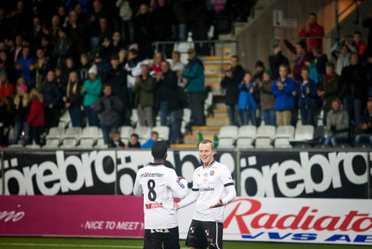 Örebros Daniel Gustavsson gör 6-1 och jublar  i matchen i