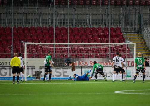 GAIS Adam Eriksson gör 4-1 på Oscar Jansson, målvakt
