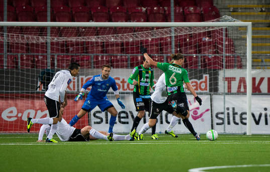 GAIS Marcus Översjö testar skott Oscar Jansson, målvakt