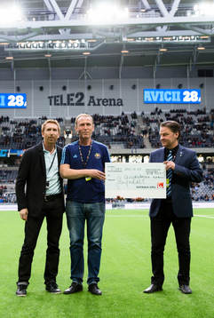 Djurgårdens Putte Troedsson (mitten) och Mats Lundholm (h)