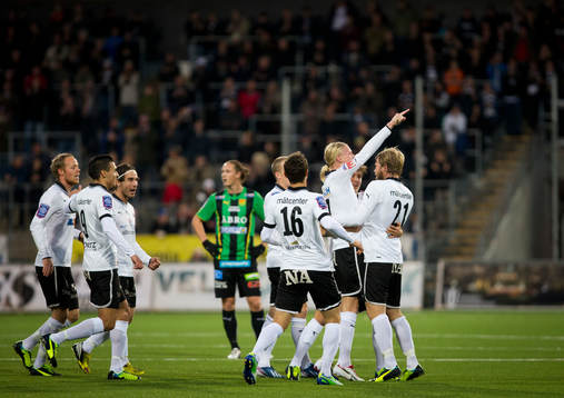 Örebros Kalle Holmberg gör 2-0 och jublar med Christoffer