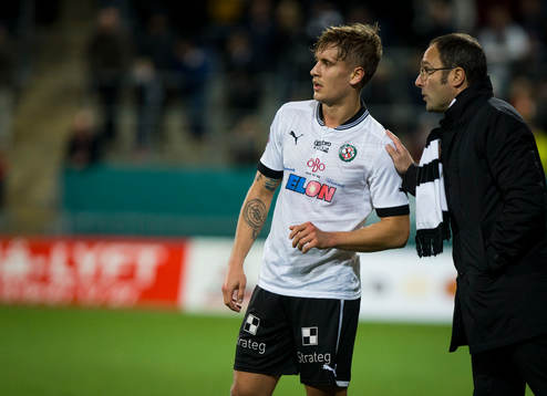 Örebros tränare Per-Ola Ljung pratar med Örebros Daniel