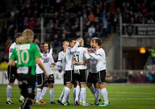 Örebros Kalle Holmberg gör 2-0 och jublar med Christoffer