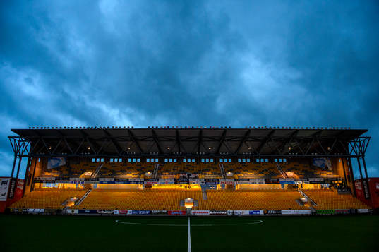 Molnen rullar in över en nedsläckt Borås Arena innan
