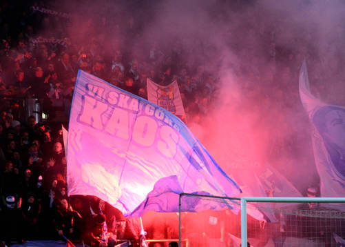 Malmö-supportrar tände bengaler innan fotbollsmatchen i