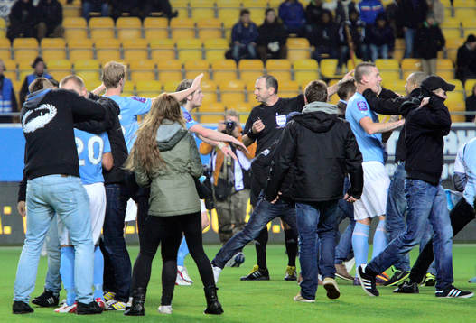 Malmös supportrar stormar planen innan matchen är slut