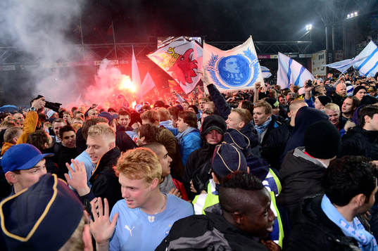 Malmös supportrar stormar planen
