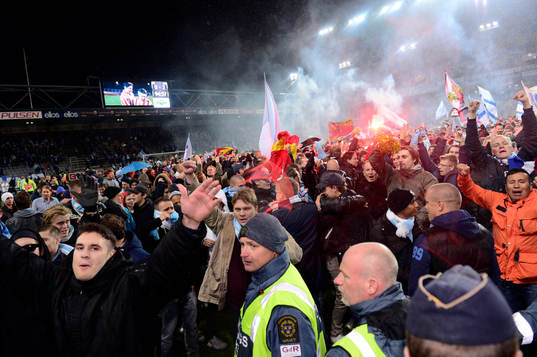 Malmös supportrar stormar planen