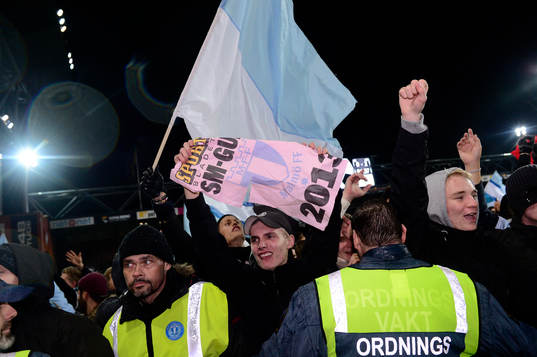 Malmös supportrar stormar planen