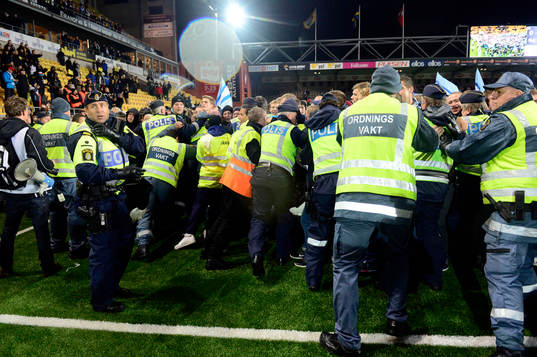 Polisen försöker hålla tillbaka Malmös supportrar som
