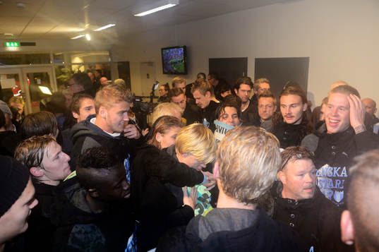 Malmös supportrar stormar in i spelargången