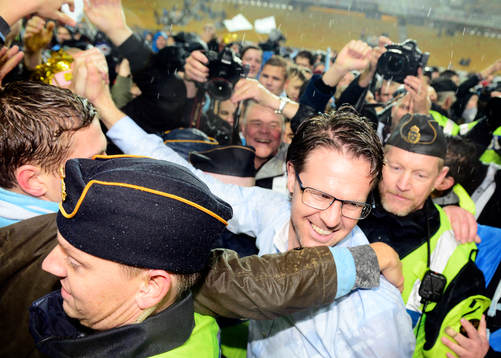 Malmös tränare Rikard Norling och supportrar jublar