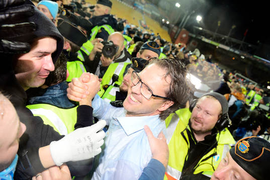Malmös tränare Rikard Norling och supportrar jublar