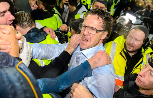 Malmös tränare Rikard Norling jublar med supportrarna