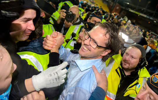 Malmös tränare Rikard Norling jublar med supportrarna
