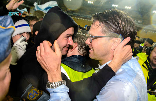 Malmös tränare Rikard Norling jublar med en supporter