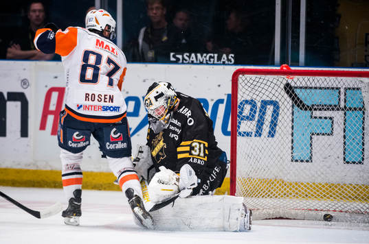 Växjös Robert Rosén trycker in kvitteringen 1-1 bakom