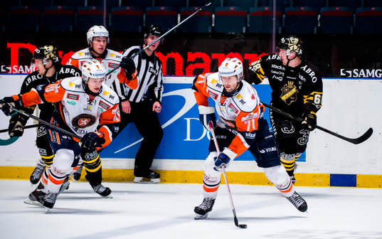 Växjös Tomi Kallio med puck