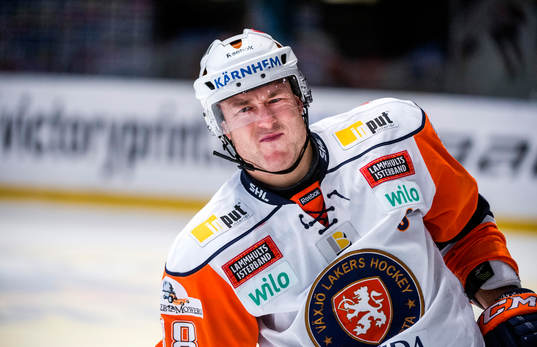 Växjös Johan Markusson lämnar matchen med smärtor i