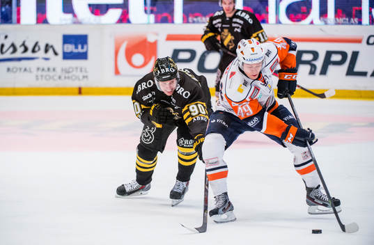 s Christopher Aspeqvist jagar Växjös Rhett Rakhshani
