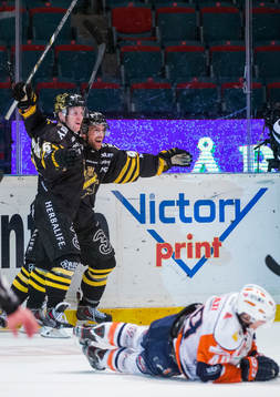 s Oscar Ahlström och Oscar Steen jublar