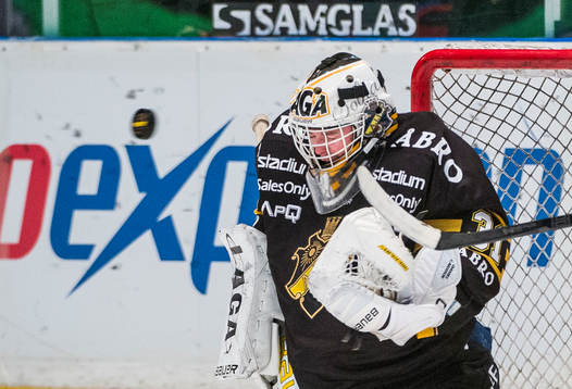 s målvakt Daniel Larsson nickar pucken