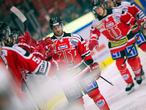 Örebros Thomas Enström gör 1-0 och här jublar Tomas