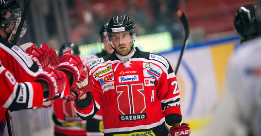 Örebros Thomas Enström gör 1-0 och här jublar Tomas