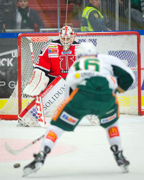 Färjestads Joakim Nygård mot Örebros målvakt Tim