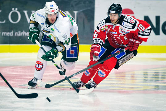 Färjestads Niklas Arell mot Örebros Jared Aulin  i SHL